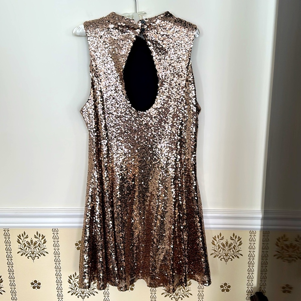 The Edit By Seventeen Sleeveless Gold Sequin Party Dress 13 Lined Keyhole Back View 5